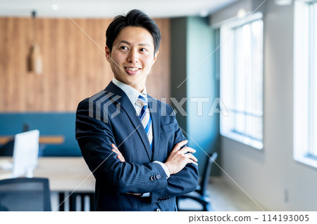 在辦公室工作的商人 114193005