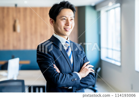 在辦公室工作的商人 114193006