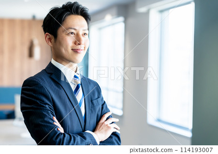 Business people working in the office 114193007