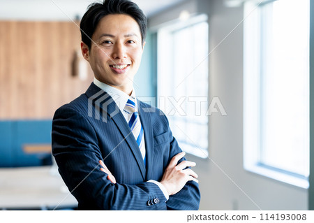 Business people working in the office 114193008