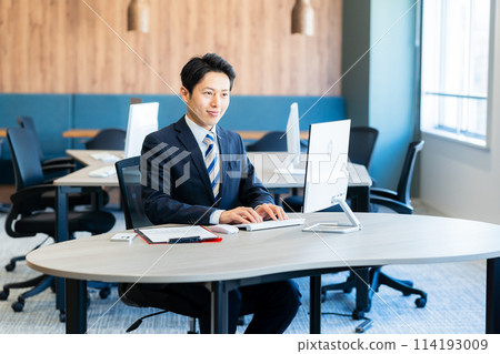 Business person with smartphone in office 114193009