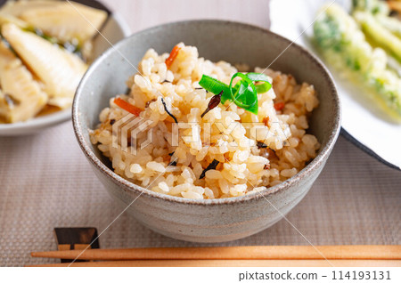 Gomoku rice with hijiki seaweed 114193131
