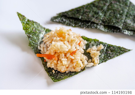 Gomoku rice wrapped in seaweed 114193198