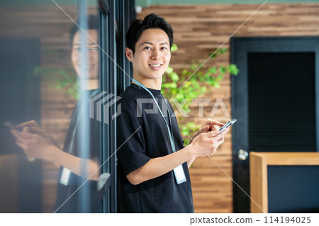在辦公室工作的商務人士 114194025
