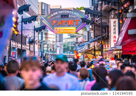 日本 GW 的東京城市景觀。入境旅遊復甦...阿美橫町擠滿了外國遊客=2020年5月3日 114194595