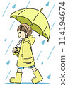 一個穿著雨衣的孩子在雨中打著傘 114194674