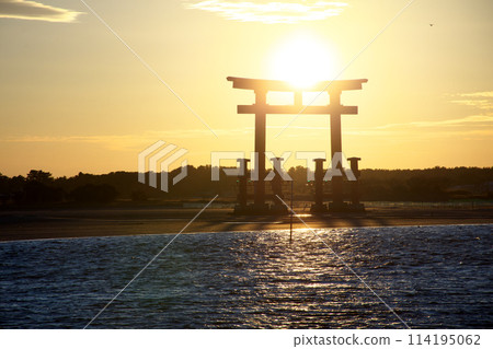Torii漂浮在海中 Torii漂浮在海中 114195062