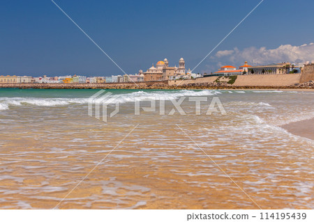 Sandy city beach in Cadiz on a sunny day. 114195439