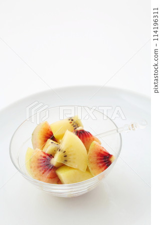 Cut fruit kiwi fruit dessert cross section vertical position 114196311