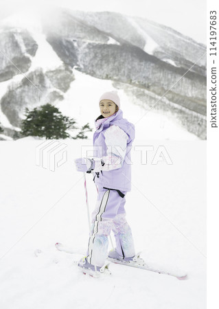 在雪山滑雪的小學生 在雪山滑雪的小學生 114197683