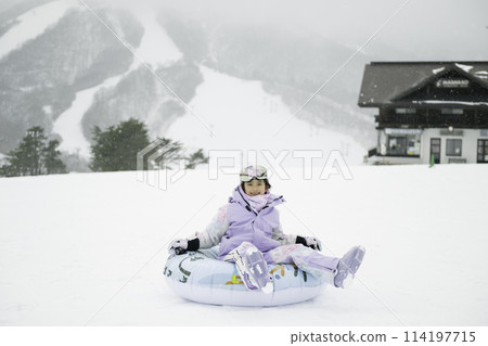 小學生在雪山上滑雪橇 114197715
