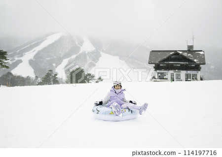 小學生在雪山上滑雪橇 114197716