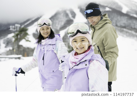 一家人在雪山上享受滑雪，父親和女兒 114197737