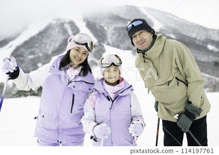 一家人在雪山上享受滑雪,父親和女兒 一家人在雪山上享受滑雪,父親和女兒 114197761
