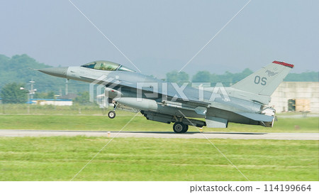 美國空軍F-16戰隼著陸 美國空軍F-16戰隼著陸 114199664