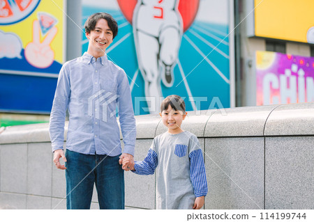 Parents and children sightseeing in Dotonbori, Osaka 114199744