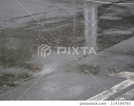 下雨天的柏油路 114199765