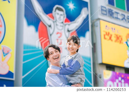 Parents and children sightseeing in Dotonbori, Osaka 114200253