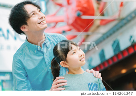 Parents and children sightseeing in Dotonbori, Osaka 114201347