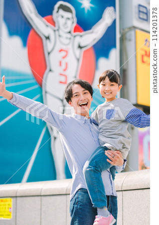 Parents and children sightseeing in Dotonbori, Osaka 114201378