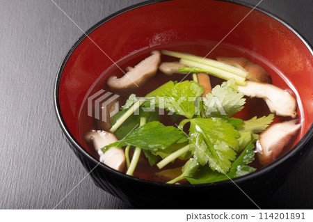 Shiitake mushroom and mitsuba soup Shiitake mushroom and mitsuba soup 114201891