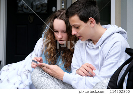 boys girls found something funny on internet hold mobile phone horizontally joy pleasant communication teenagers drink tea on porch coffee sincere relationship sportswear european american children 114202800