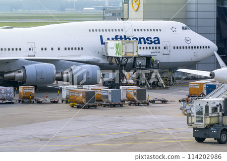 Loading and unloading luggage on large passenger aircraft Loading and unloading luggage on large passenger aircraft 114202986