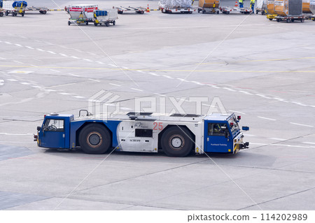 Airport Pushback Tractor Airport Pushback Tractor 114202989