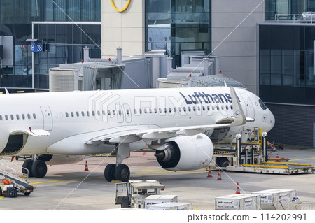 客機停在機場 114202991