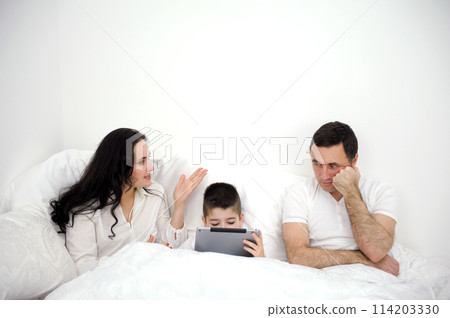 Negative emotions, problems, quarrel and divorce. domestic scandal during covid-19. Upset offended young arab wife and husband turned away and ignoring each other, silent in living room interior 114203330