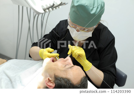 Local infiltration anesthesia insulin syringe dental anesthesia in the dentist's chair, needle of dental syringe, infiltration anesthesia, conductive anesthesia, local anesthesia in dentistry 114203390