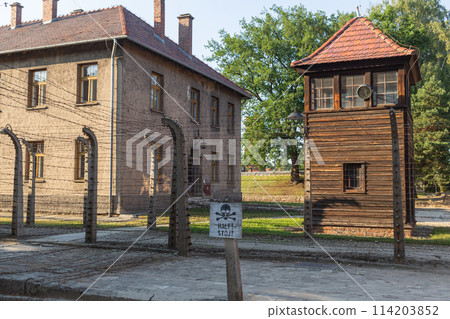 [波蘭] 奧斯威辛-比克瑙集中營的磚砌建築被鐵絲網包圍 114203852