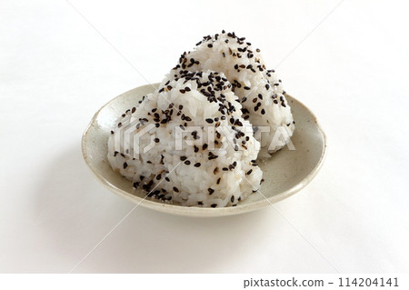 白色背景上的黑芝麻湯圓 白色背景上的黑芝麻湯圓 114204141