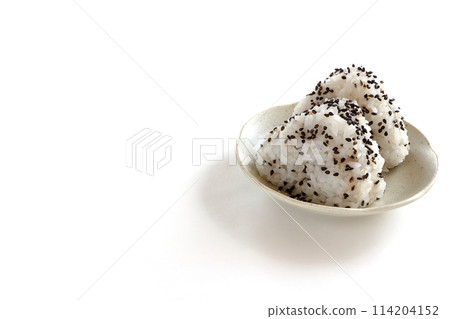 白色背景上的黑芝麻湯圓 114204152