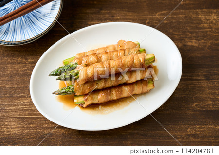 Asparagus rolled pork 114204781