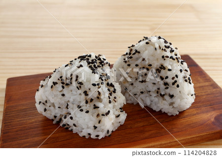 桌子背景的黑芝麻湯圓 114204828