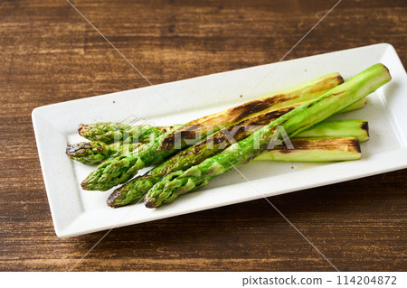 Grilled asparagus 114204872