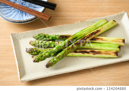 Grilled asparagus 114204880