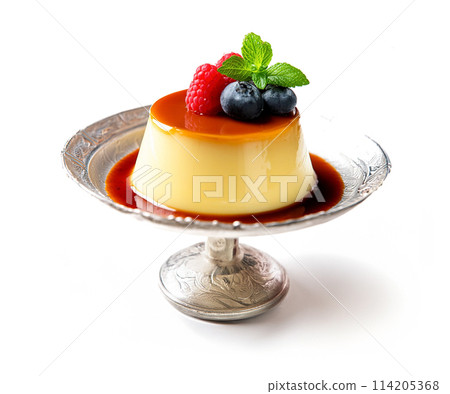 銀架上的蛋奶布丁，白色背景上的切口 114205368