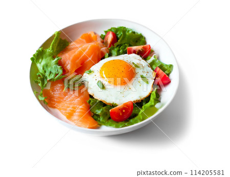 早餐盤，配有煎蛋、鮭魚和沙拉，白色背景上的切口 114205581