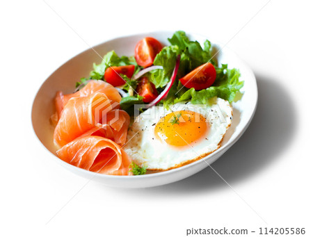 早餐盤，配有煎蛋、鮭魚和沙拉，白色背景上的切口 114205586