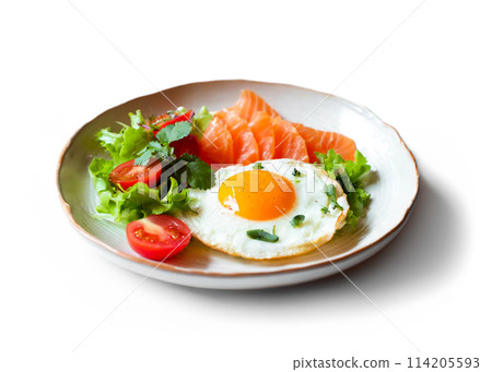 早餐盤，配有煎蛋、鮭魚和沙拉，白色背景上的切口 114205593