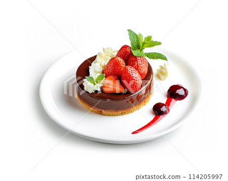 白盤上的巧克力和草莓蛋糕，白色背景上的切口 114205997