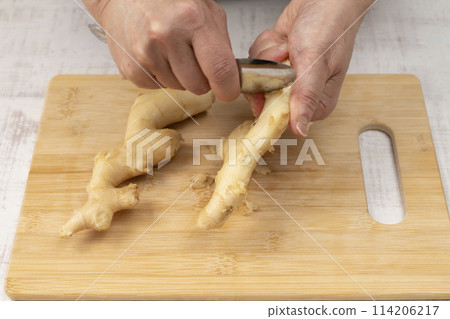 Peel fresh ginger. Peel fresh ginger. 114206217