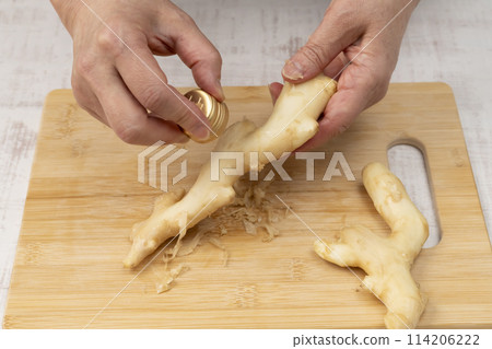 Peel fresh ginger. Peel fresh ginger. 114206222