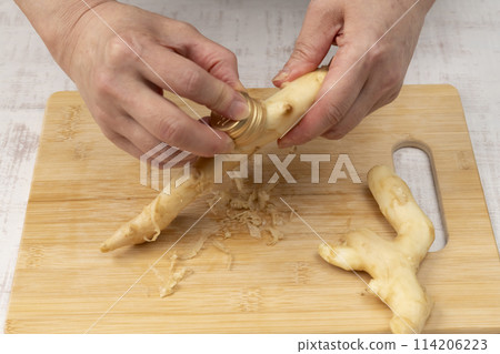 Peel fresh ginger. 114206223