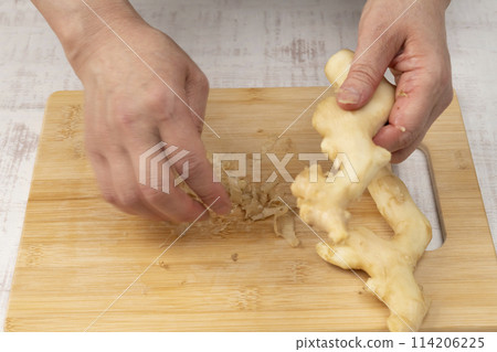 Peel fresh ginger. Peel fresh ginger. 114206225