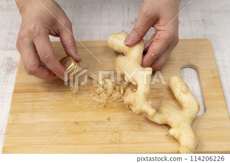 Peel fresh ginger. Peel fresh ginger. 114206226
