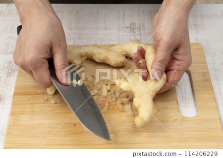 Peel fresh ginger. Peel fresh ginger. 114206229