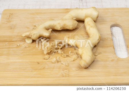Peel fresh ginger. 114206230